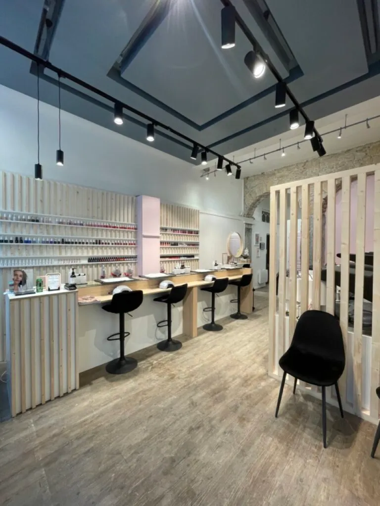 Institut de beauté : bar à ongles et claustra en bois