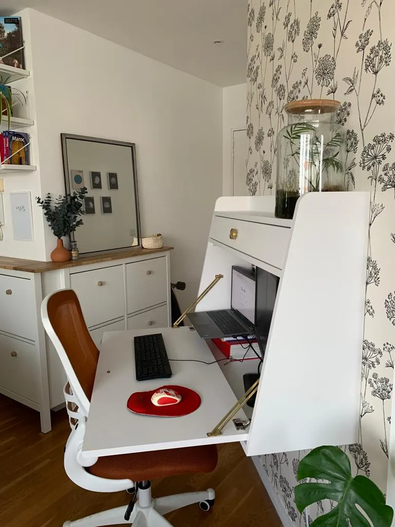 Bureau secrétaire fermé