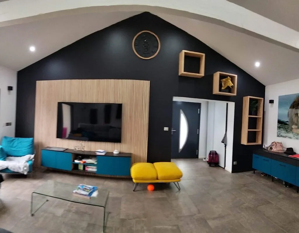 Mur TV en tasseaux et niches en bois