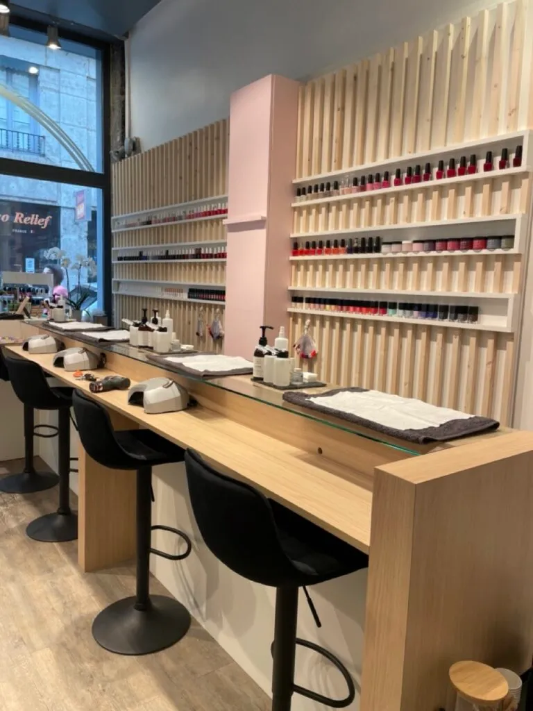 Bar à ongles et étagères sur mesure