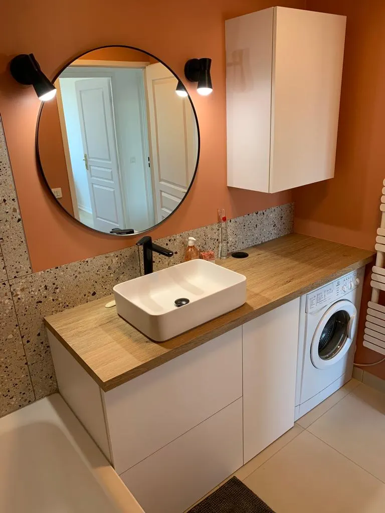Salle de bain avec niche lave-linge