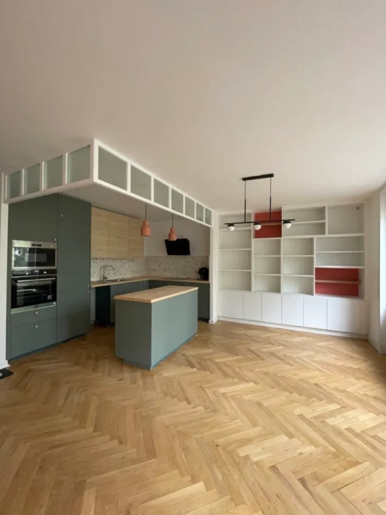 Cuisine ouverte et bibliothèque intégrée