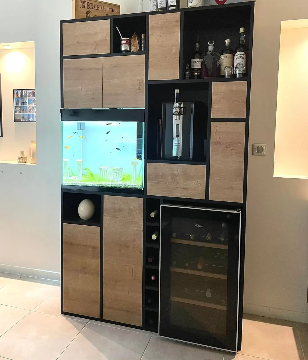 Meuble aquarium et cave à vin intégrée