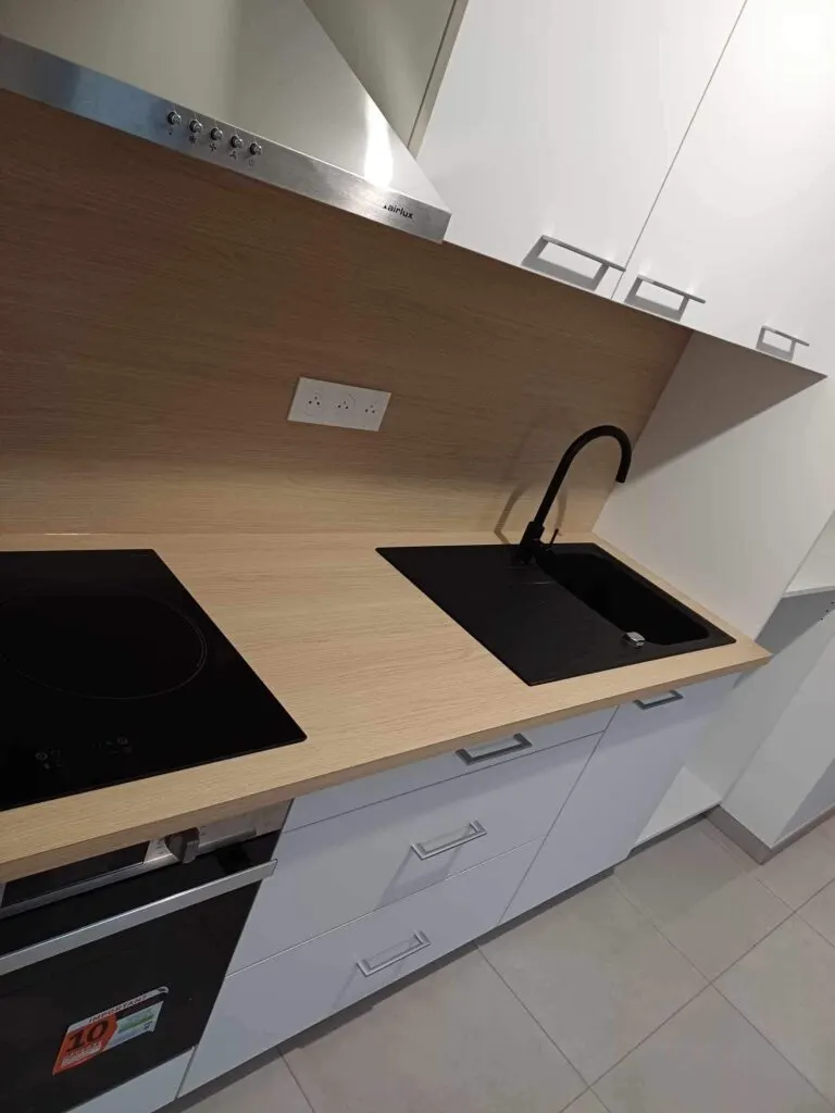 Cuisine sur mesure, plan de travail en bois