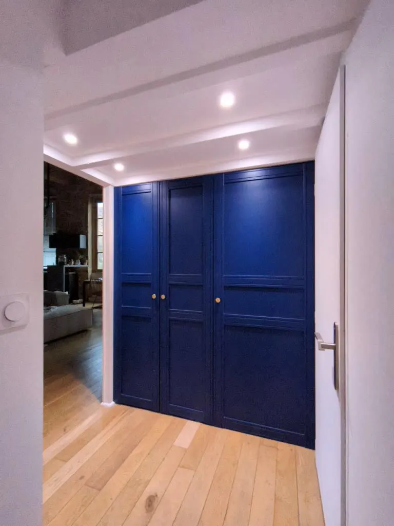 Portes de placard bleu profond