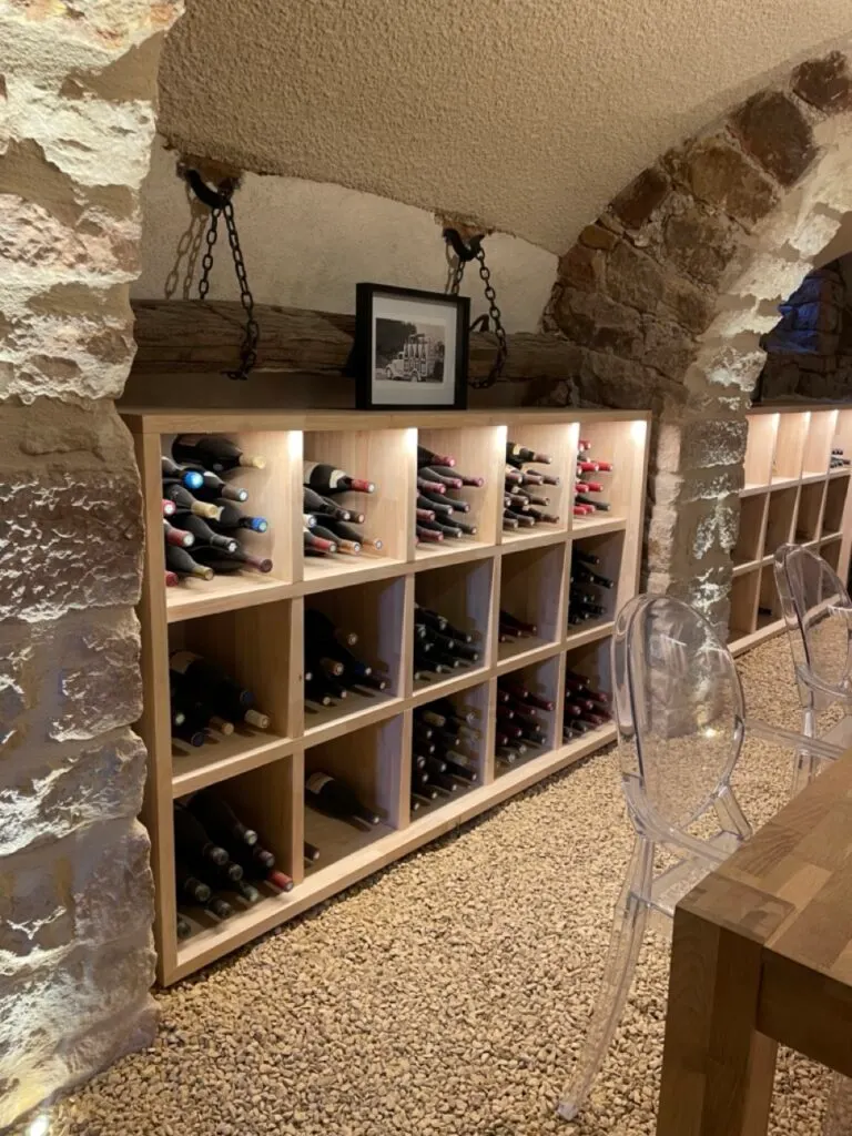 Cave à vin et bouteilles